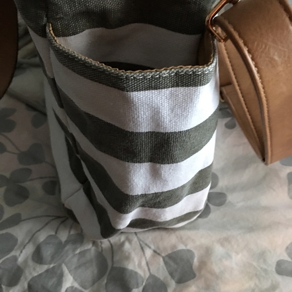 Aquilla White & Grey Striped Bag by White Elm in GUC - Picture 7 of 12
